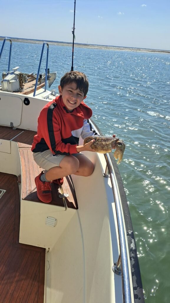 Enfant à bord du Targa MK2 bateau de pêche au thon au bar arcachon cap ferret bassin sortie prestations pitchoune d'Arcachon céphalopodes
