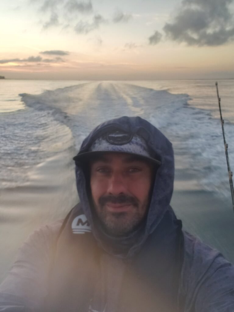 guide de pêche Bassin d'Arcachon selfie lors d'une sortie de pêche au bar