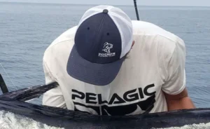 guide de pêche au bar au thon Arcachon avec un marlin dans les bras Paëta arcapeche