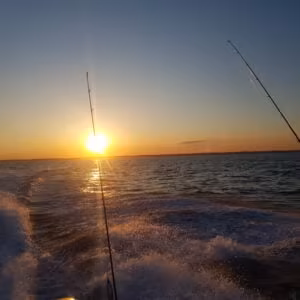 couché de soleil en mer peche au bar